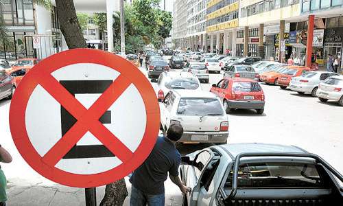 Placa de proibido parar e estacionar, instalada também no Setor Comercial Sul, não inibe motoristas que largam os veículos rente ao meio-fio