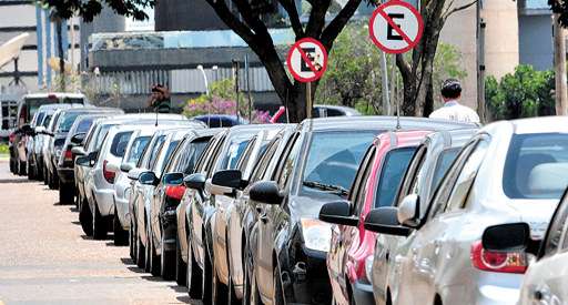 Carro antigo estacionado em um estacionamento subterrâneo com um