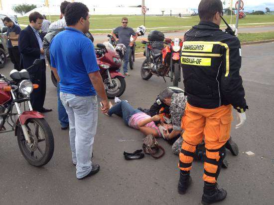 A jovem foi atingida enquanto atravessava a pista