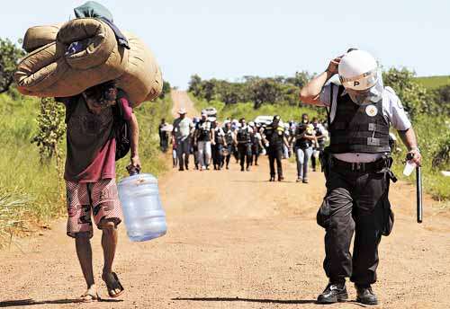 PM acompanha invasor durante a retirada: Agefis derrubou moradias com a ajuda de três tratores