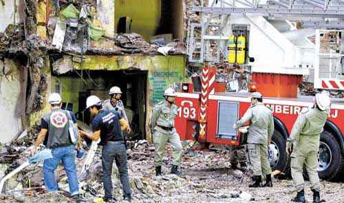 O uso de maquinário pesado, como pás mecânicas e retroescavadeiras, foi suspenso ontem: agora, as autoridades se preparam para liberar o trânsito no Centro da capital fluminense