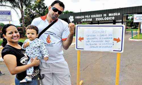 Edson e Elizabeth saíram de casa com o filho para visitar o Zoológico, mas encontraram portões fechados