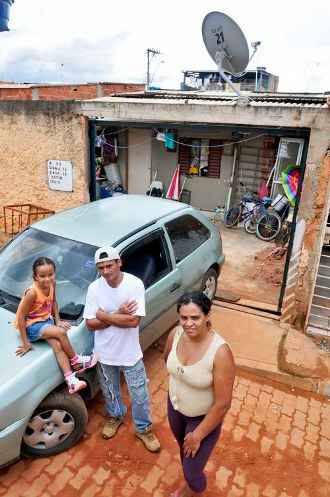 O pintor de paredes José Carvalho anda bastante insatisfeito com as estradas onde trafega