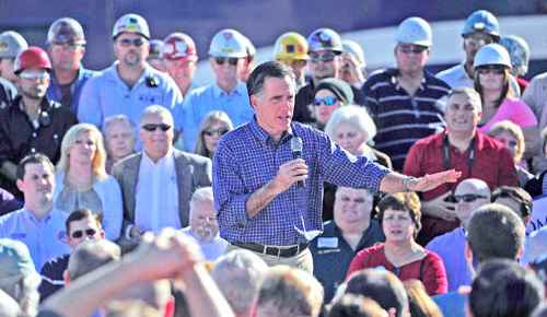 Romney fala para trabalhadores em um estaleiro de Panama City: desemprego é tema que favorece a oposição