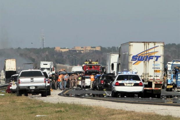 O engavetamento bloqueou os dois sentidos da interestadual I-75, fogo na beira da estrada tirou a visibilidade dos motoristas