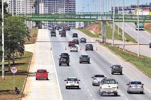 Carro particular trafega pela faixa restrita aos ônibus na EPTG: não há previsão de quando os infratores começarão a ser multados