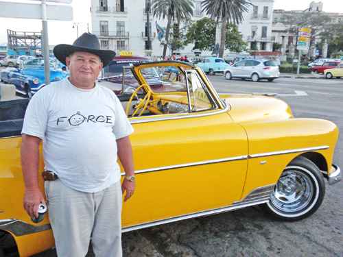 O taxista Ramón Ramírez no centro da capital, com seu Chevy 1952: 