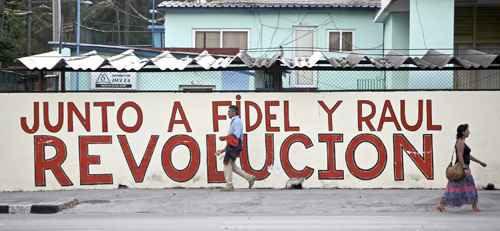 Mensagem de fé revolucionária em um muro de Havana: Fidel e o irmão Raúl continuam onipresentes