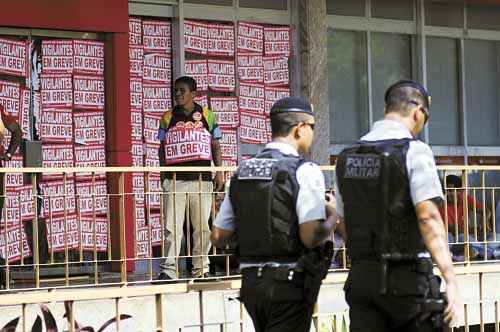 Policiais militares reforçaram ontem a segurança nos arredores de algumas agências bancárias