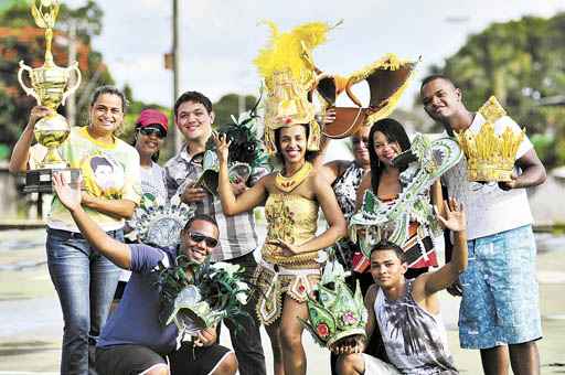 Capela Imperial: escola de samba, segundo a direção, trabalha em turno dobrado para garantir um bom desfile