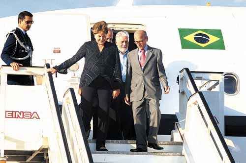 A presidente brasileira desembarca no Aeroporto José Martí, em Havana: expectativa sobre um possível encontro com Fidel Castro