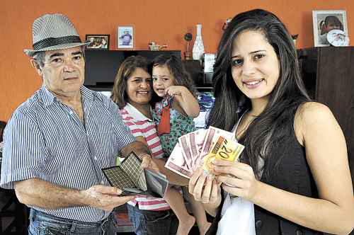 A jovem Ilana, com os pais, Américo Santos e Maria das Graças, e a sobrinha, Giulia: 