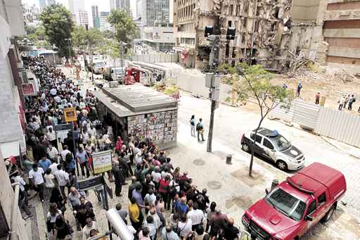 Palco da tragédia que resultou em pelo menos 17 mortes, a Avenida Treze de Maio teve o trânsito liberado