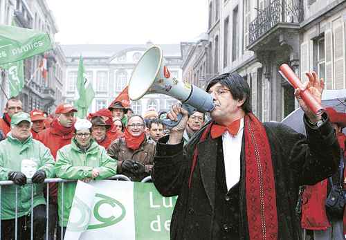 Em Bruxelas, manifestante se fantasia de primeiro-ministro Elio Di Rupo para protestar contra pacote