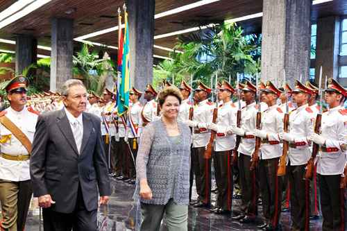 A presidente brasileira com o colega Raúl Castro, na homenagem a José Martí, patrono da independência de Cuba