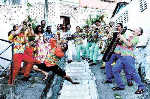 A Orquestra Popular Bomba do Hemetério é uma das atrações: influências nacionais e estrangeiras