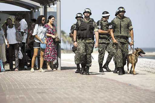 Três mil e duzentos homens, integrantes das Forças Armadas e da Força de Segurança Nacional, patrulham Salvador: foco em pontos turísticos