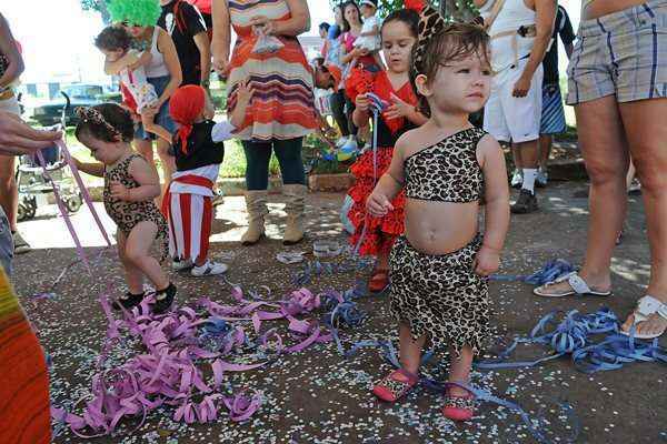 Fantasias, confetes e muita alegria no bloco Suvaquinho, neste sábado