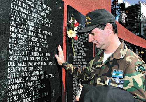 Soldado argentino contempla o memorial dos mortos no conflito de 1982, que custou caro à nação sul-americana: soberania versus autodeterminação