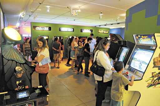 A Galeria 2 e o Pavilhão de Vidro do CCBB recebem público entusiasmado: barulheira de vozes, gritos de vitória e efeitos sonoros