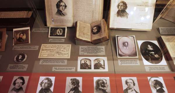 Itens de Charles Dickens no museu aberto em sua antiga residência, em Londres