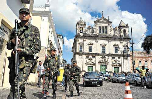 Cerca de 150 homens reforçaram o contingente de tropas federais na Bahia, ontem. Na Assembleia Legislativa, grevistas comemoraram o aniversário do general Gonçalves Dias