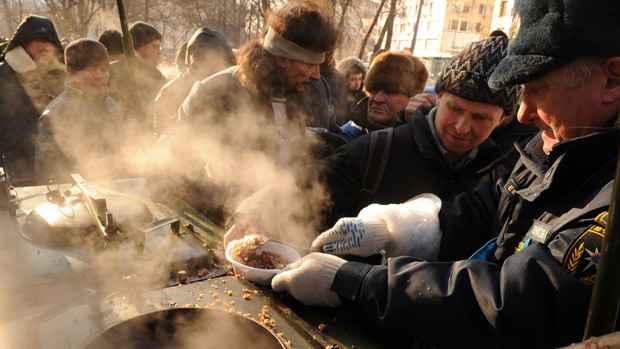 Funcionários do ministério distribuem comida à população: as temperaturas vão permanecer baixas nas regiões do centro da Rússia, e o frio se acentuará durante o final de semana