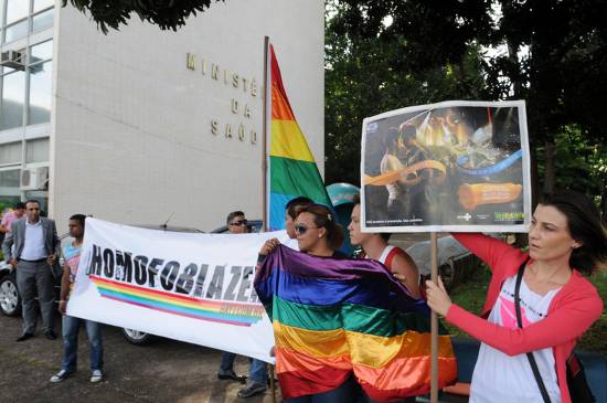 Grupo protestou contra suposto veto de uma propaganda gay