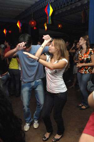 Pessoas dançam durante o Arena do Forró. Projeto agora será mensal.