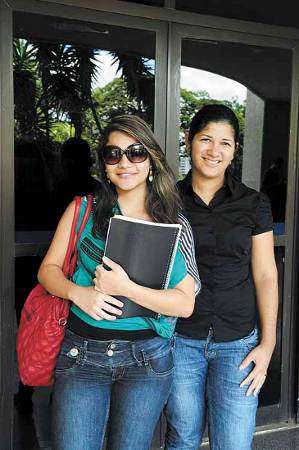 Raquel Dias e Elayne Pereira comemoram as vagas de atendentes de telemarketing