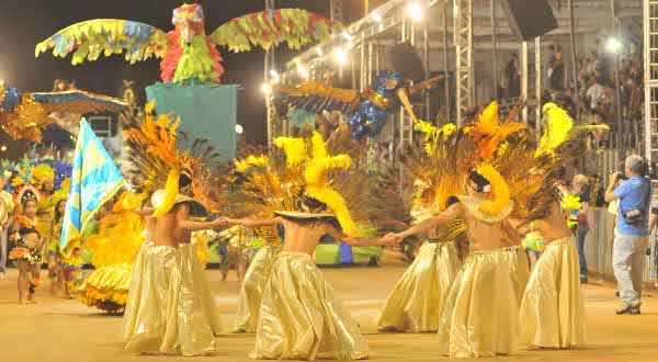 No segundo desfile da noite,os passistas do Projeto Colibri de São Sebastião e Itapoã