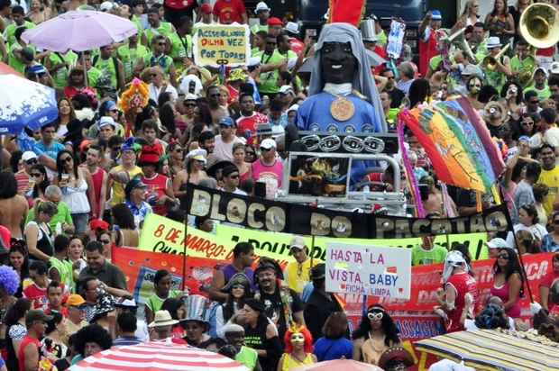 Foliões durante a passagem do bloco Pacotão na última terça-feira (21/2)