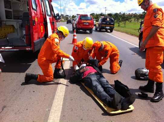 Por volta das 15h15 desta quinta-feira (23/2), uma moto bateu na traseira de um carro na Epia - altura da quadra 12 do Park Way. O motoqueiro, Juscelino Gomes dos Santos, 47, teve ferimentos leves e foi levado pelo Corpo de Bombeiros ao Hospital de Base.