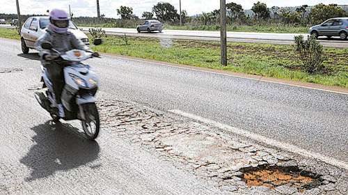 Buraco na pista: serviço de má qualidade acaba em crateras