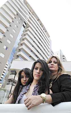 Elisabeth, com as filhas Luísa e Bruna, amarga mais de 24 meses sem receber dois apartamentos: prejuízo de R$ 35 mil