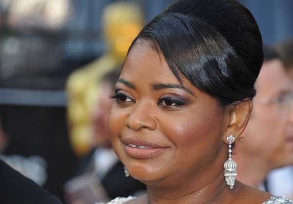 A norte-americana Octavia Spencer levou o prêmio de melhor atriz coadjuvante pelo seu papel em Histórias Cruzadas.  %u201CQuero agradecer à minha família do Olabama e a todos que participaram do filme%u201D, disse a atriz, terminando com um %u201Camo vocês, pessoal%u201D.