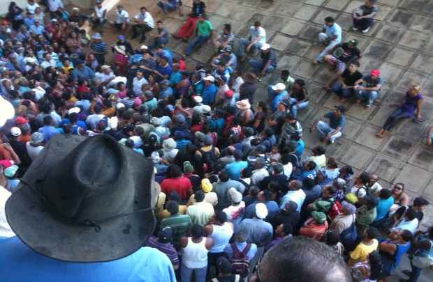 Trabalhadores rurais realizam manifestação em frente ao prédio do Instituto Nacional de Colonização e Reforma Agrária (Incra)