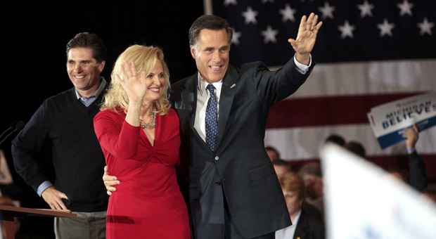 Romney ao lado da mulher e do filho: ele acumula vitórias em seis estados, contra quatro para Santorum, que aparece como seu principal obstáculo à indicação republicana