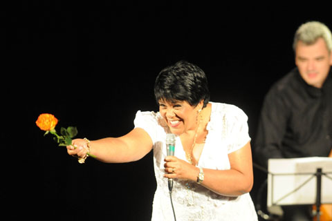 De pastora ou com samba rasgado, Rosa Passos fez um show impecável na abertura da nova turnê