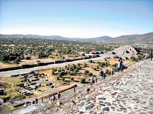 Degraus íngremes conduzem os turistas ao topo das pirâmides de Teotihuacán: sol e vento tornam o esforço ainda maior