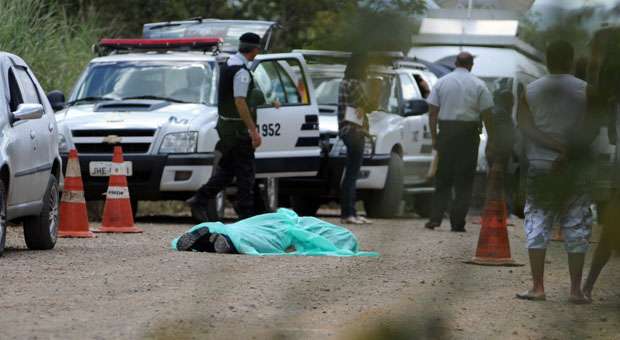 Suspeita de execução: o corpo foi abandonado ao lado do carro da vítima. Todos os pertences, inclusive uma carteira com R$ 200, permaneceram intactos