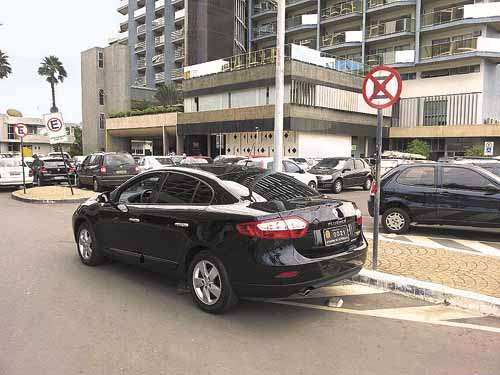 No Setor Hoteleiro Norte, veículo à disposição de senador da Paraíba parou em local proibido