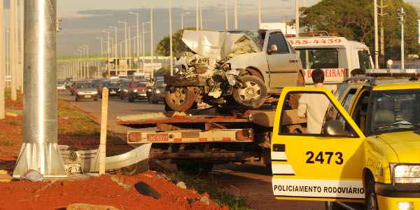 Acidente na EPTG deixa carro destruído