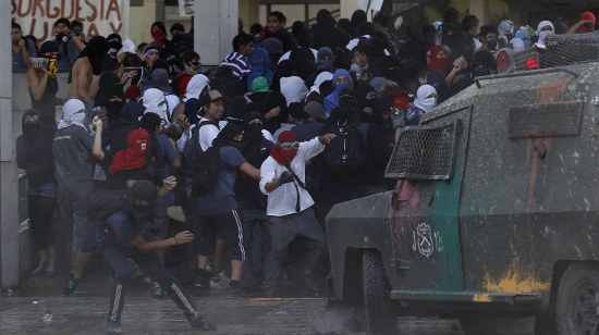 Estudantes atiram pedras contra carro da polícia de choque durante manifestação exigindo mudanças na educação pública estadual