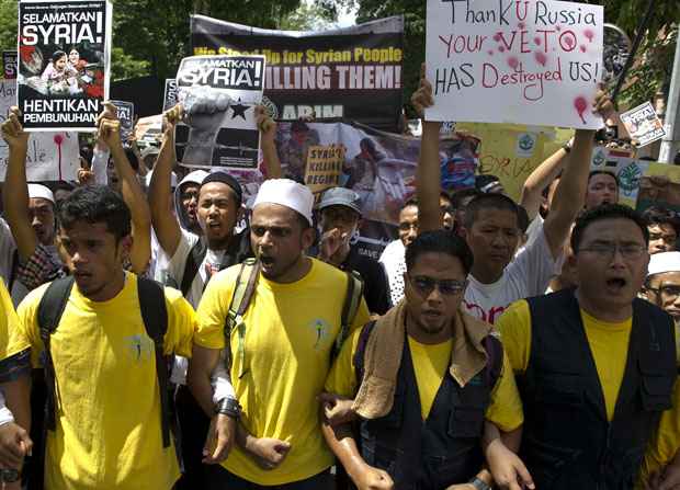 Manifetantes protestam contra o regime do presidente Bashar Al-Assad em Kuala Lumpur