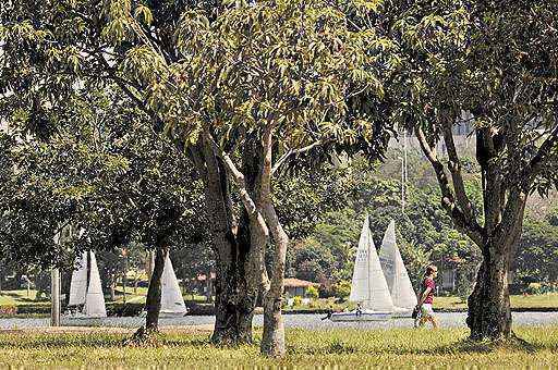 Vela, kite surfe e canoagem são atrações do local criado em 2003, com 24 hectares também para quem quer sombra e tranquilidade