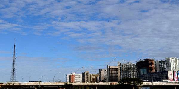 O sol tenta aparecer entre as nuvens que se formam no céu de Brasília nesta quinta-feira