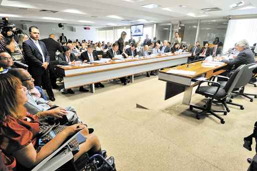 Depois de a CAE ter adiado a votação na semana passada, o fim dos salários extras é o primeiro item da pauta da sessão de hoje