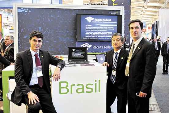 Equipe da Receita Federal no estande do órgão na CeBit, realizada em Hanover, na Alemanha: programas como o IR via internet e o de processos tributários foram os destaques