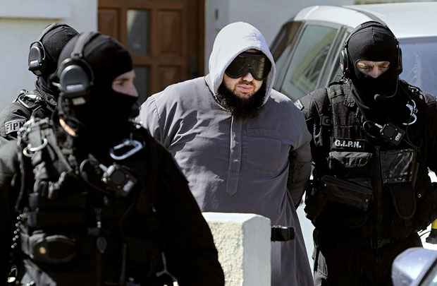 Policiais franceses prendem suspeito radical islamita na cidade de Bouguenais